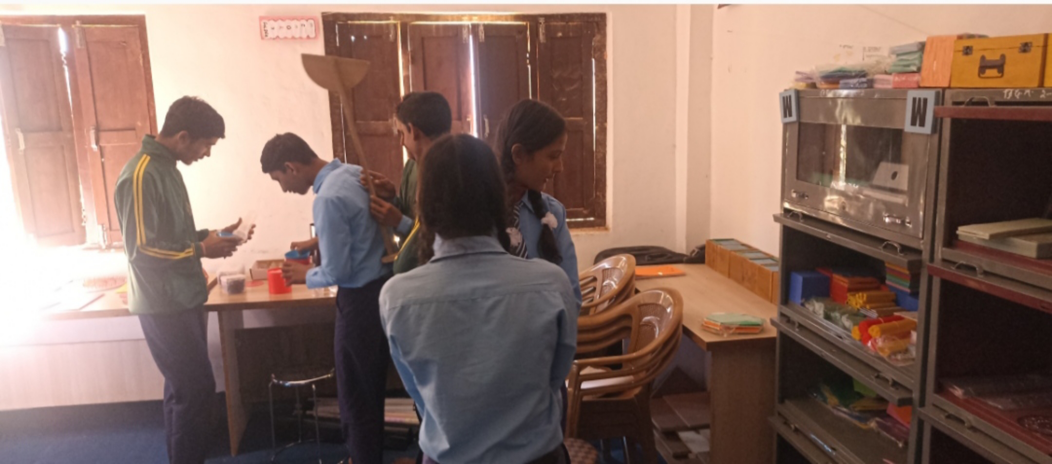 Math Lab मा  विद्यार्थीहरु प्रयोग गर्दै